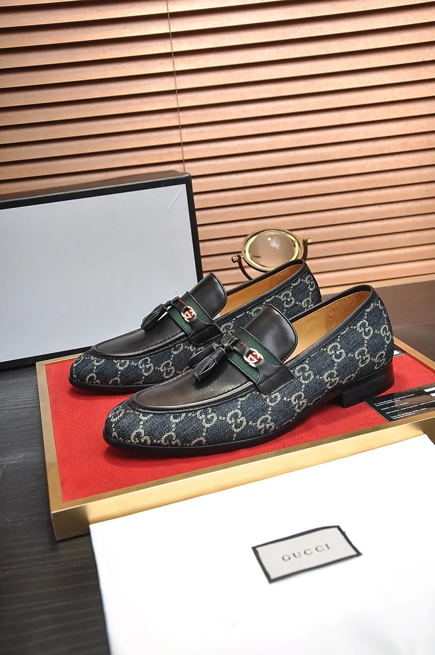 Men's shoes💰500💶Italy's top luxury men's shoe giant (GUCCI) (Gucci) (full cowhide lining) new arrival🍃Original European style🔰 Pleasant to the eye😍In order to make the shoes more durable and non-deformable🌀The production continues to follow traditional methods but there is still no lack of innovation💪Choose original sheepskin for the leather♻️ Smooth and natural And extra bright ⭐Made of imported cowhide, the first choice of rich people 38-45 (45 customized)